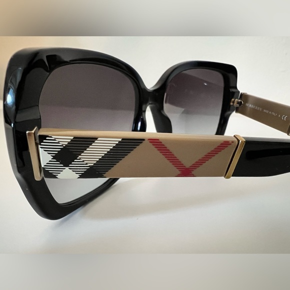 Burberry Oversized black Sunglasses- Authentic - Picture 4 of 7
